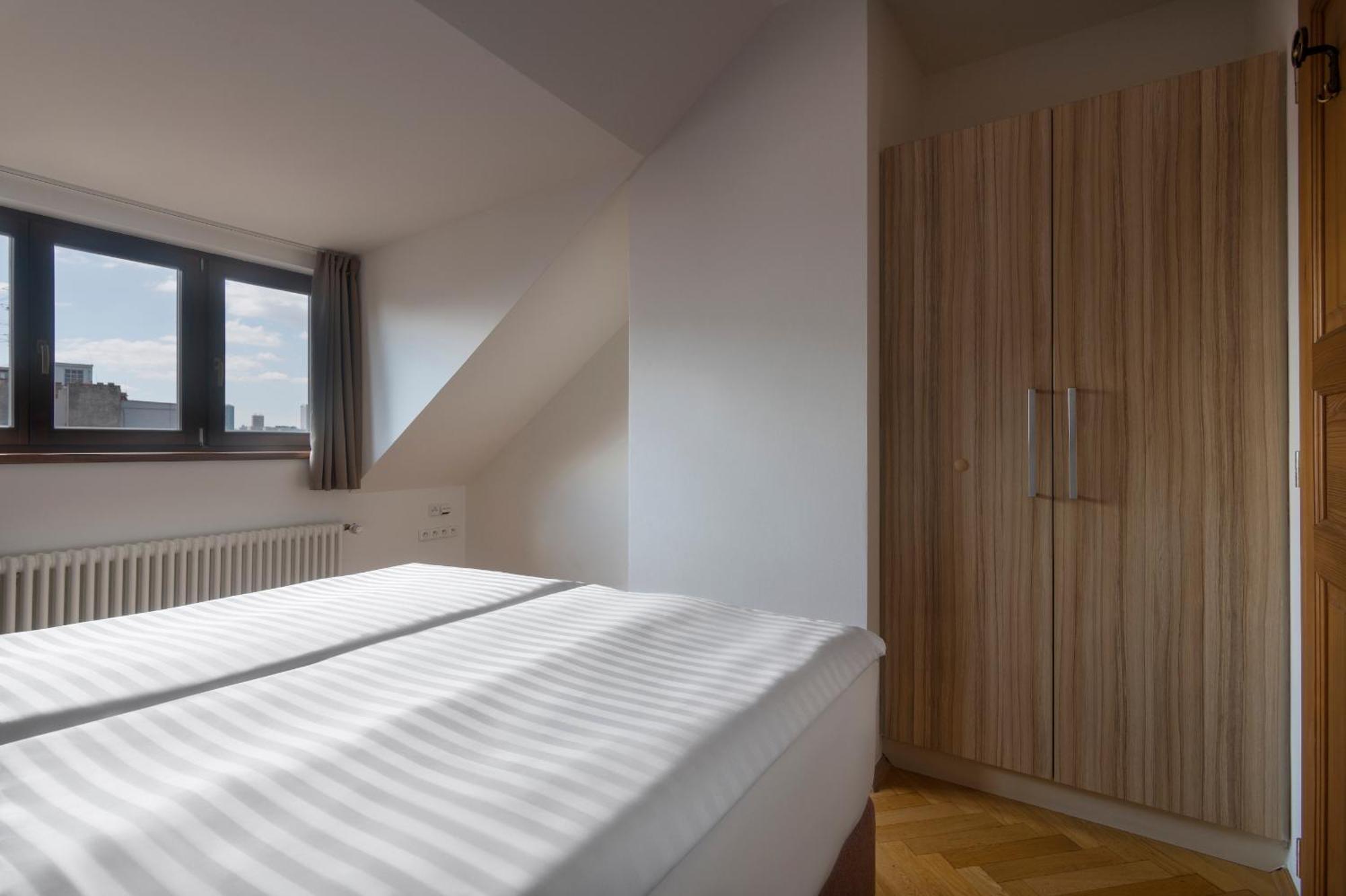 Bohemian Dreams Apartments And Suites By Dwellfort Prague Bilik gambar
