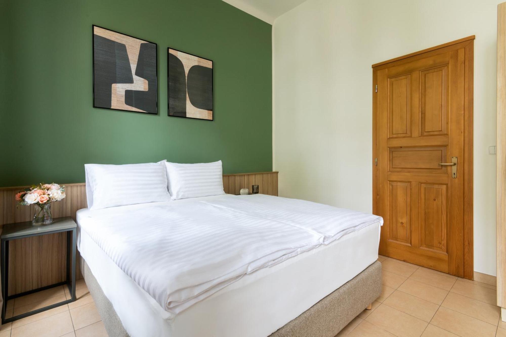 Bohemian Dreams Apartments And Suites By Dwellfort Prague Bilik gambar